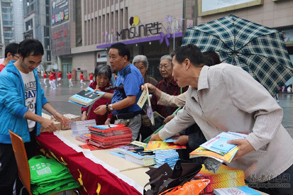 西瑪集團參加“西安市二00六年春節(jié)向城鄉(xiāng)特困戶送溫暖、獻愛心聯(lián)合大行動”活動。